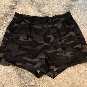 Old Navy Active camo shorts. Size M